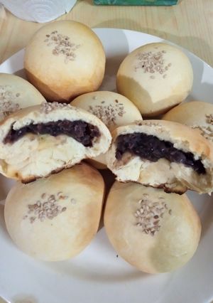 Una foto de Anpan o pan relleno de anko (pasta de porotos dulce)