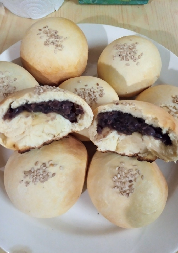 Una foto de Anpan o pan relleno de anko (pasta de porotos dulce)
