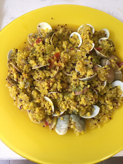 Una foto de Quinoa con almejas