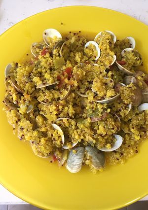 Una foto de Quinoa con almejas
