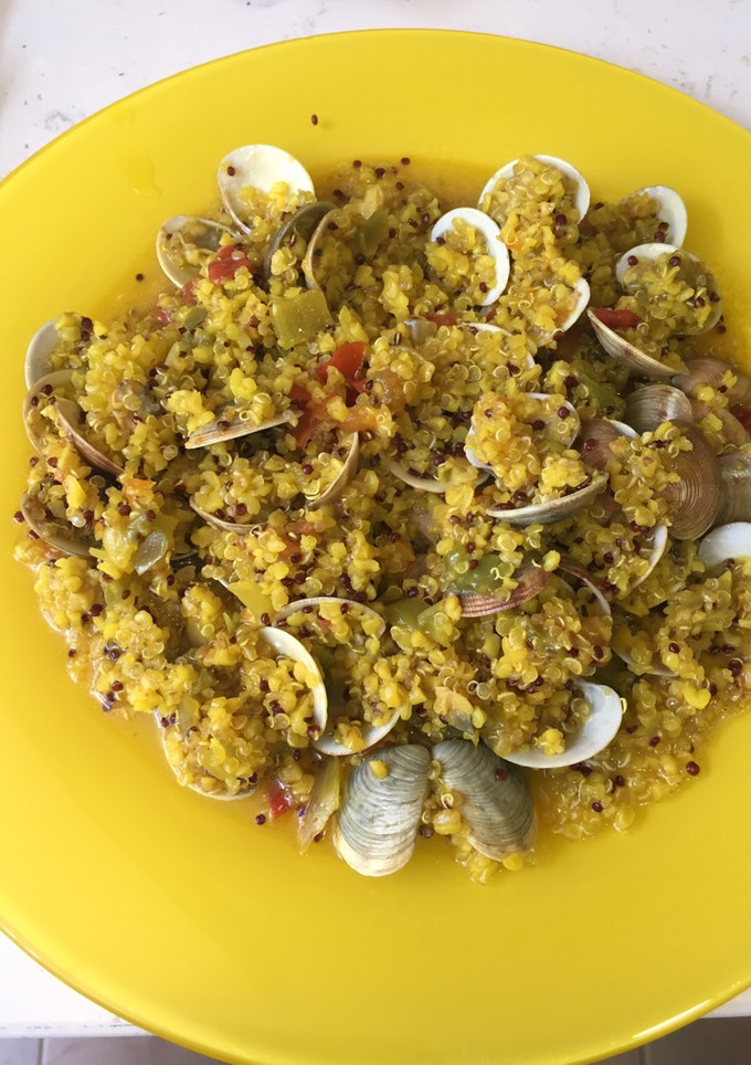 Una foto de Quinoa con almejas