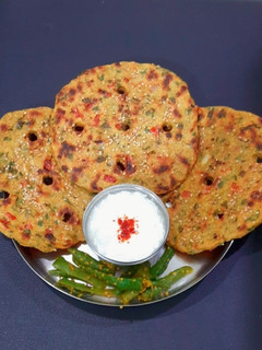 થાલીપીઠ (Thalipeeth Recipe In Gujarati) રેસીપી મુખ્ય ફોટો