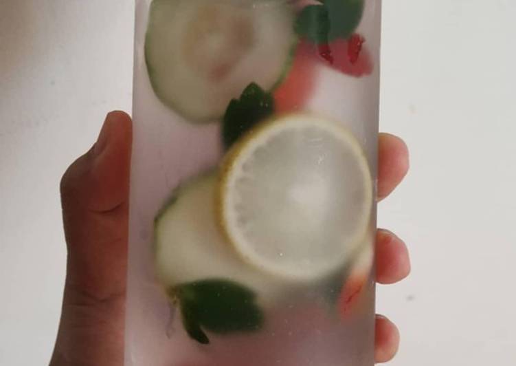 Langkah Mudah untuk Menyiapkan Infused Water Strawberry,Lemon, Dan Timun Anti Gagal