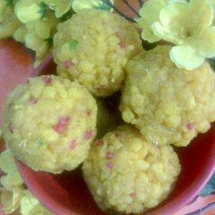 A picture of Tiranga boondi ladoo.