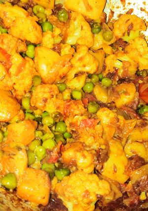 A picture of Aloo matar gobhi ki sabzi.