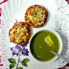 A picture of Palak soup with Garlic bread.