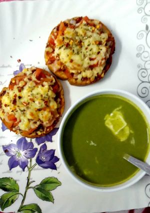 A picture of Palak soup with Garlic bread.
