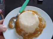 Uma foto de iogurte flan