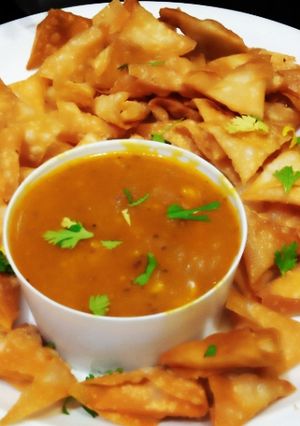 A picture of چھاپڑی والے سموسے /چٹنی والے سموسے /کھٹے سموسے / One bite samosa.