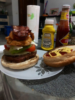Una foto de Hamburguesas de ternera caseras con aros de cebolla