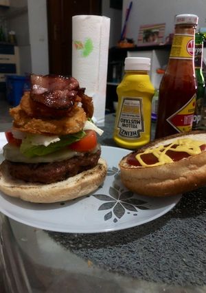 Foto principal de Hamburguesas de ternera caseras con aros de cebolla