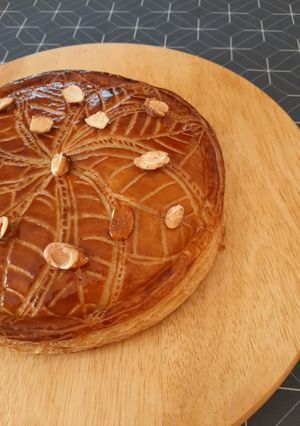 Une photo de Galette des rois à la crème d'amande croquante et au praliné
