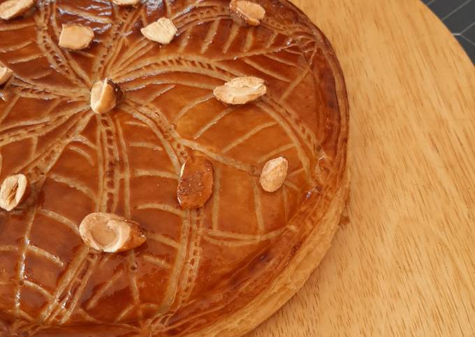 Simple Way to Make Galette des rois à la crème d&#39;amande croquante et au praliné