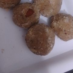 A picture of Dry fruit ladoos.