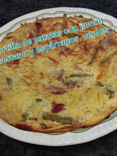 Una foto de Tortilla de patatas con jamón serrano y trigueros