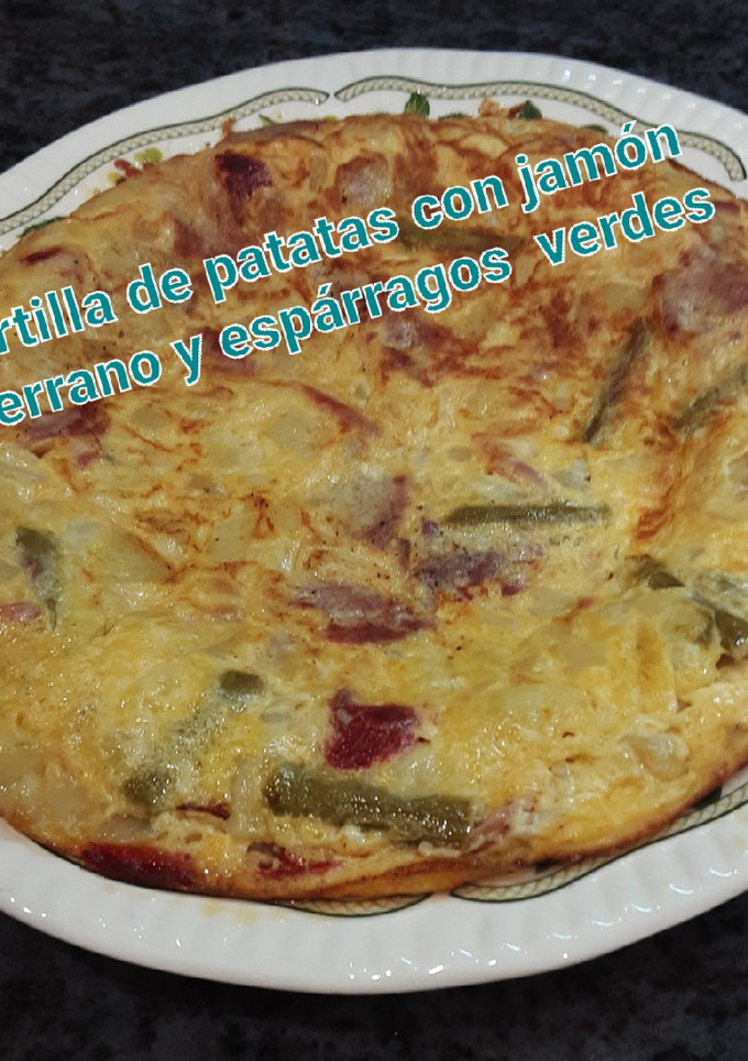 Una foto de Tortilla de patatas con jamón serrano y trigueros