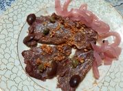Una foto de carpaccio de lomo