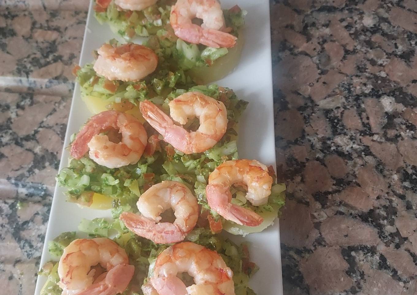 Patatas aliñadas con langostinos