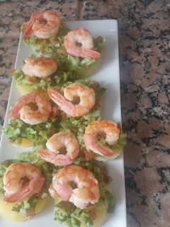 Una foto de Patatas aliñadas con langostinos