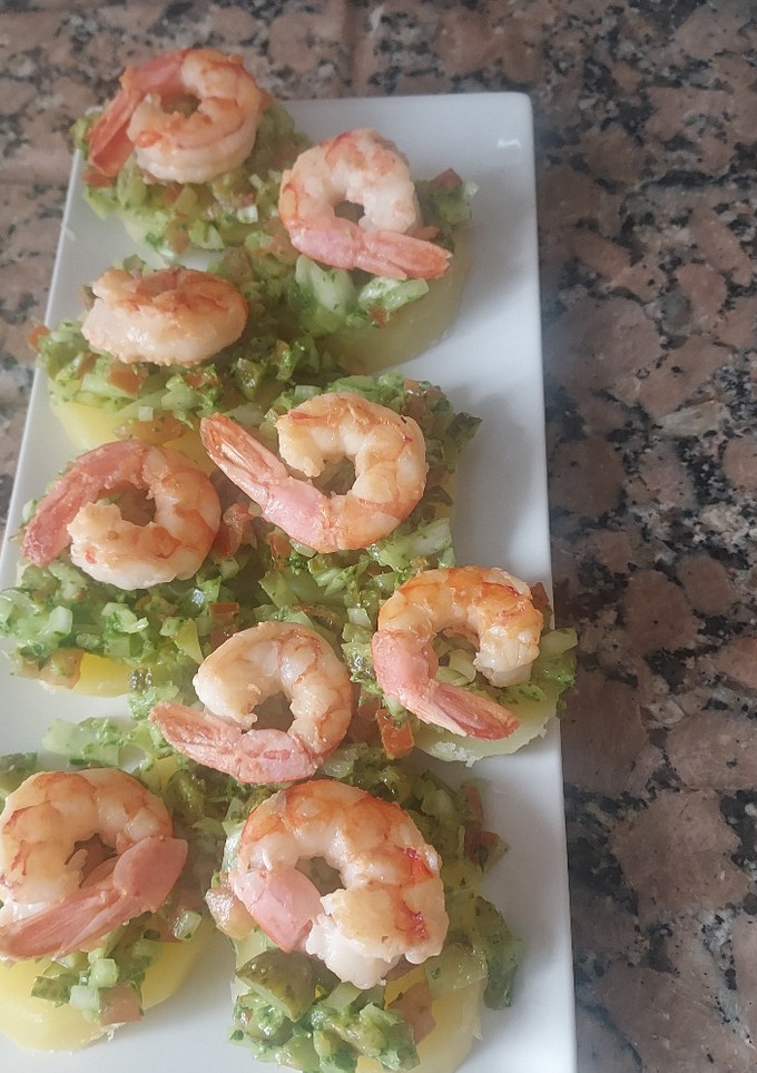 Una foto de Patatas aliñadas con langostinos