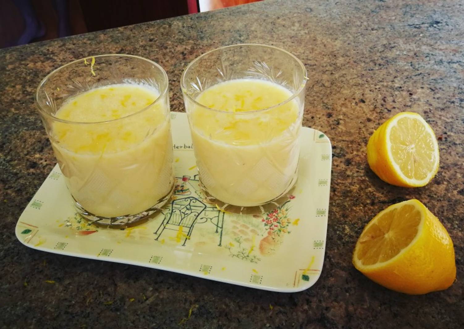 Batido de manzana, plátano y cítricos