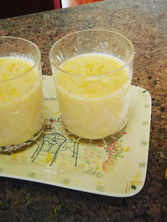 Una foto de Batido de manzana, plátano y cítricos 🍋 🍏 🍌