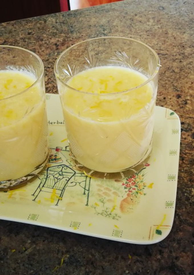 Una foto de Batido de manzana, plátano y cítricos 🍋 🍏 🍌