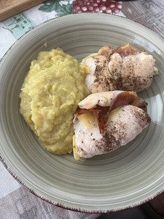 Una foto de Pechuga de pollo rellena con salsa de calabacín y puerro