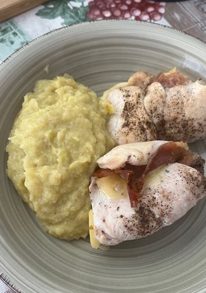 Una foto de Pechuga de pollo rellena con salsa de calabacín y puerro