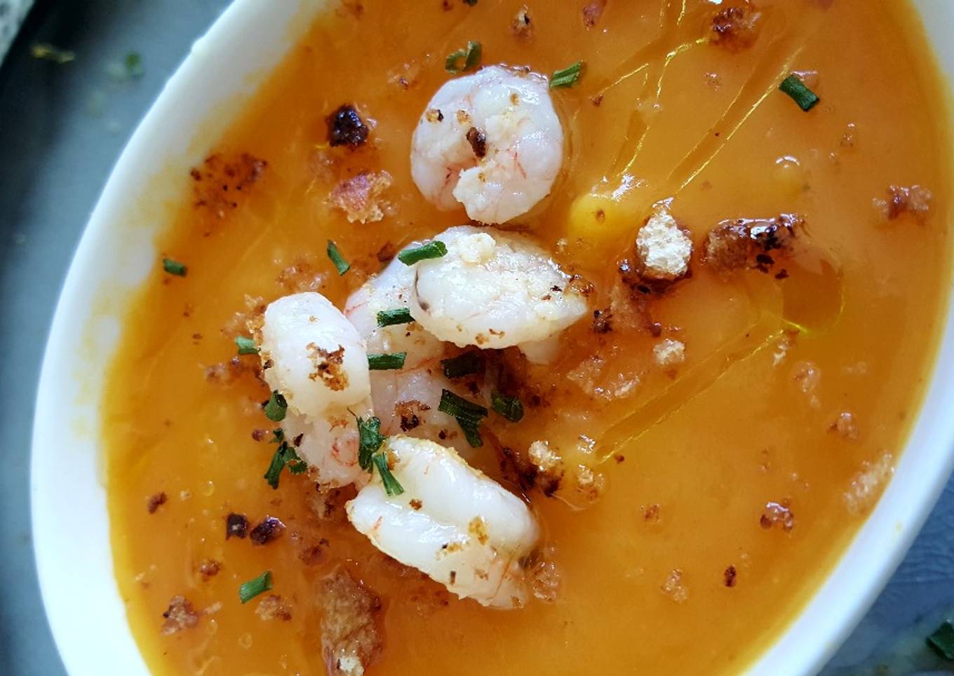 Crema de calabaza, zanahorias y gambas