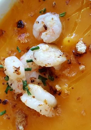 Foto principal de Crema de calabaza, zanahorias y gambas