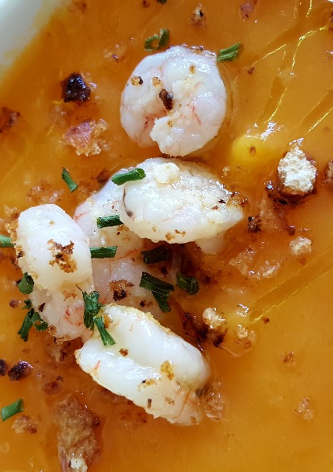 Una foto de Crema de calabaza, zanahorias y gambas