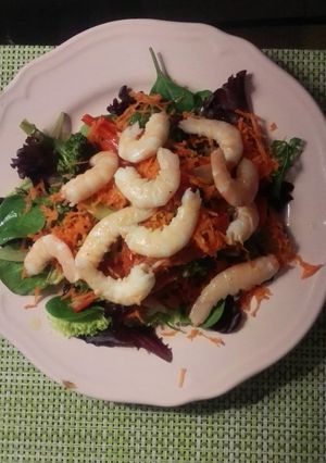 Una foto de Verduras con gambas al horno con toque picante