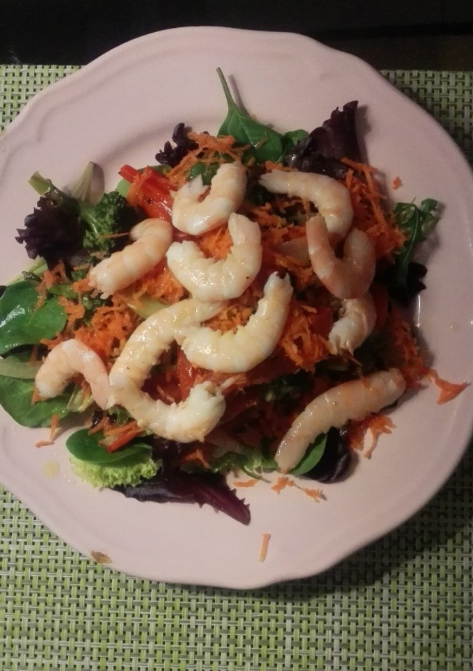 Una foto de Verduras con gambas al horno con toque picante