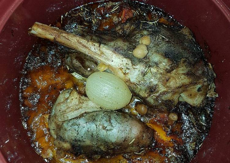 موزات غنم على الطبخ البطيء Slow Cooking Lamb Shanks