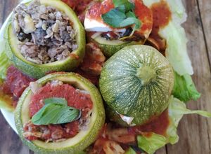 Una foto de Calabacitas rellenas de carne molida y avena