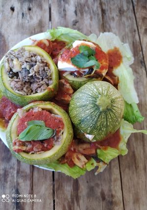 Una foto de Calabacitas rellenas de carne molida y avena
