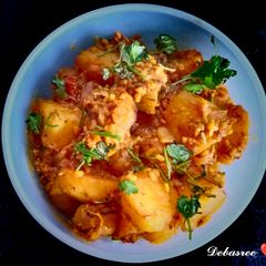 Alu Patal/Pointed gourd Curry with Mugdal A picture of Alu Patal/Pointed gourd Curry with Mugdal.