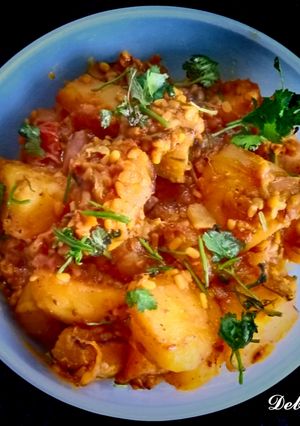 A picture of Alu Patal/Pointed gourd Curry with Mugdal.