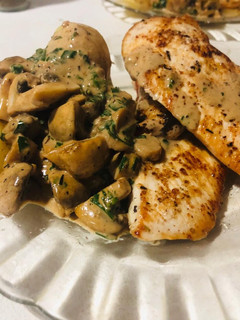 Una foto de Pollo al tomillo con papas en crema de champiñones