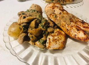 Una foto de Pollo al tomillo con papas en crema de champiñones