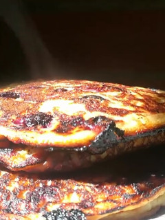 Una foto de Hotcakes de avena con plátano y arándanos
