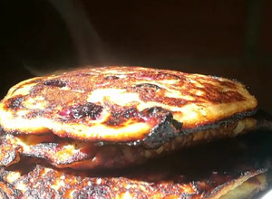 Una foto de Hotcakes de avena con plátano y arándanos