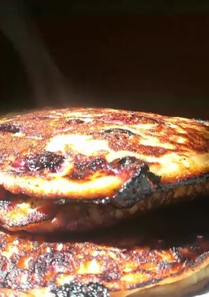 Una foto de Hotcakes de avena con plátano y arándanos