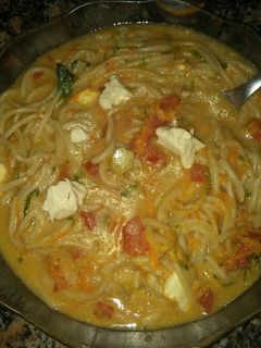 Una foto de Sopa vegan de fideos sin tacc verduras y tofu