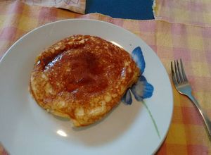 Una foto de Hot cakes, pancakes, con jamón y queso. ॐ