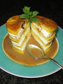 Una foto de Torre de manzanas caramelizadas y queso fresco tradicional con crema templada de wiski a la canela