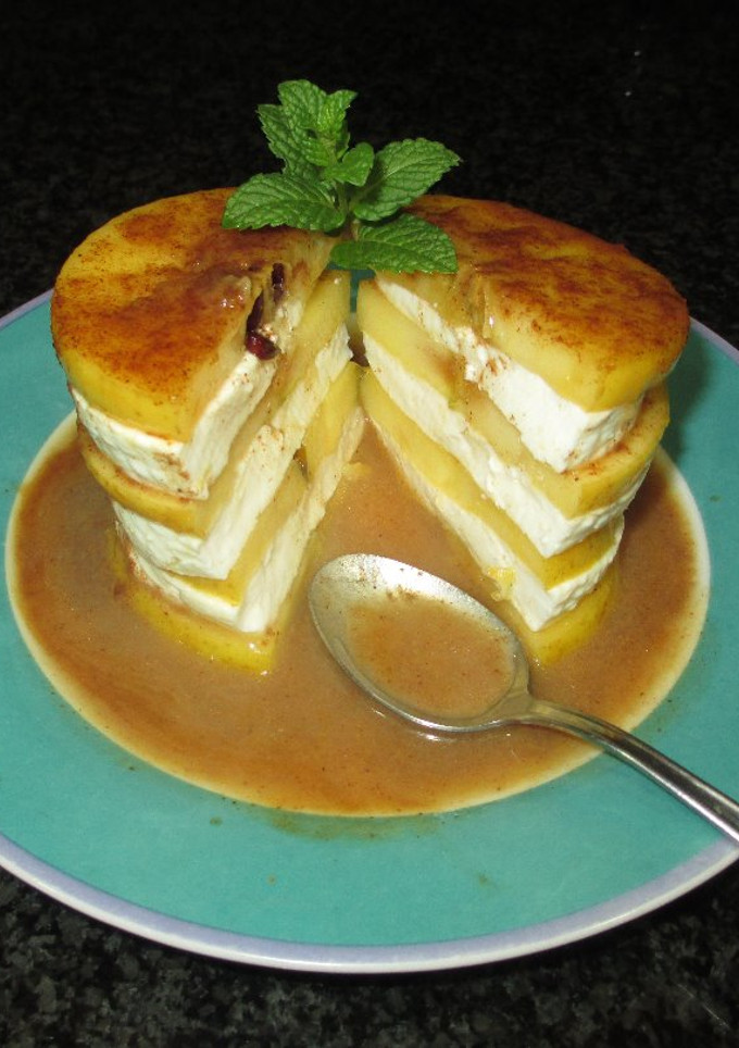 Una foto de Torre de manzanas caramelizadas y queso fresco tradicional con crema templada de wiski a la canela