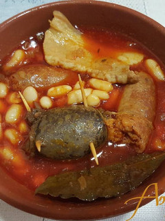 Una foto de Alubias con chorizo morcilla y panceta