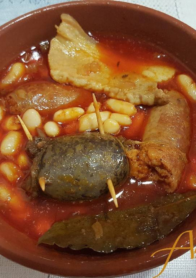 Una foto de Alubias con chorizo morcilla y panceta